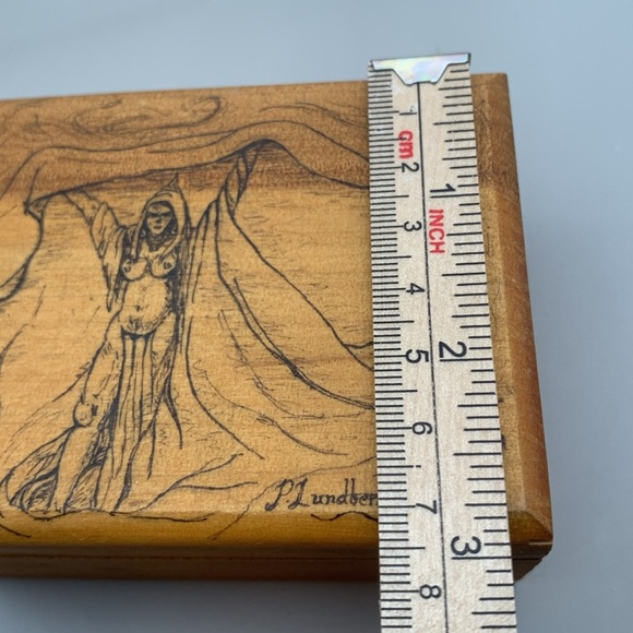 Vintage Wooden box with partly undressed female by Mundberg 1984 - Japan. - Picture 10 of 12